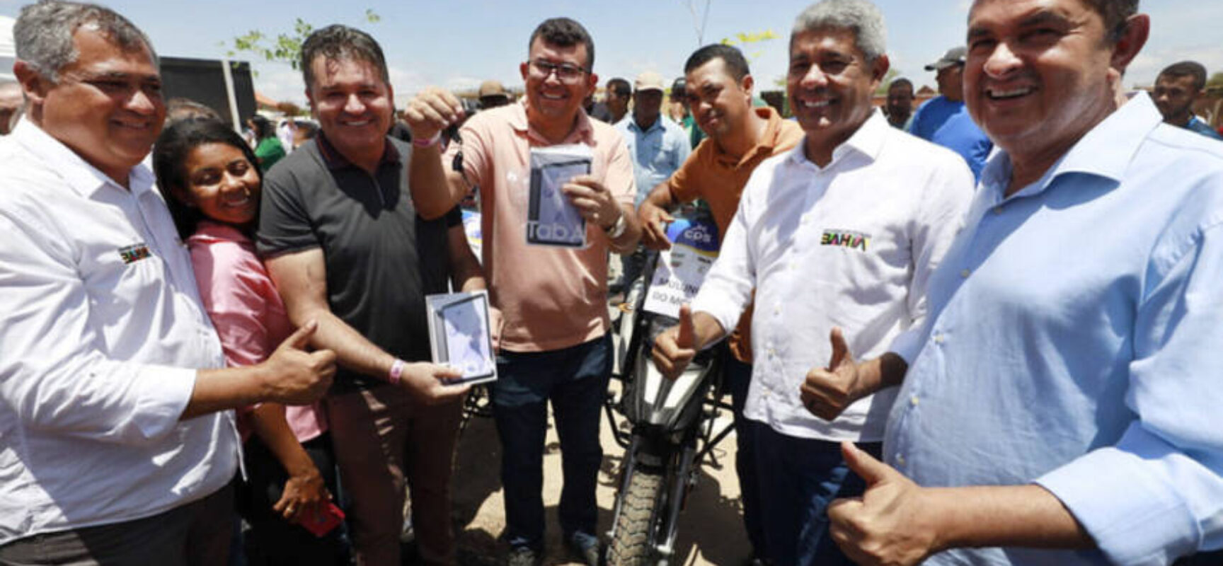 Agricultores familiares do Território de Irecê recebem motocicletas e tablets