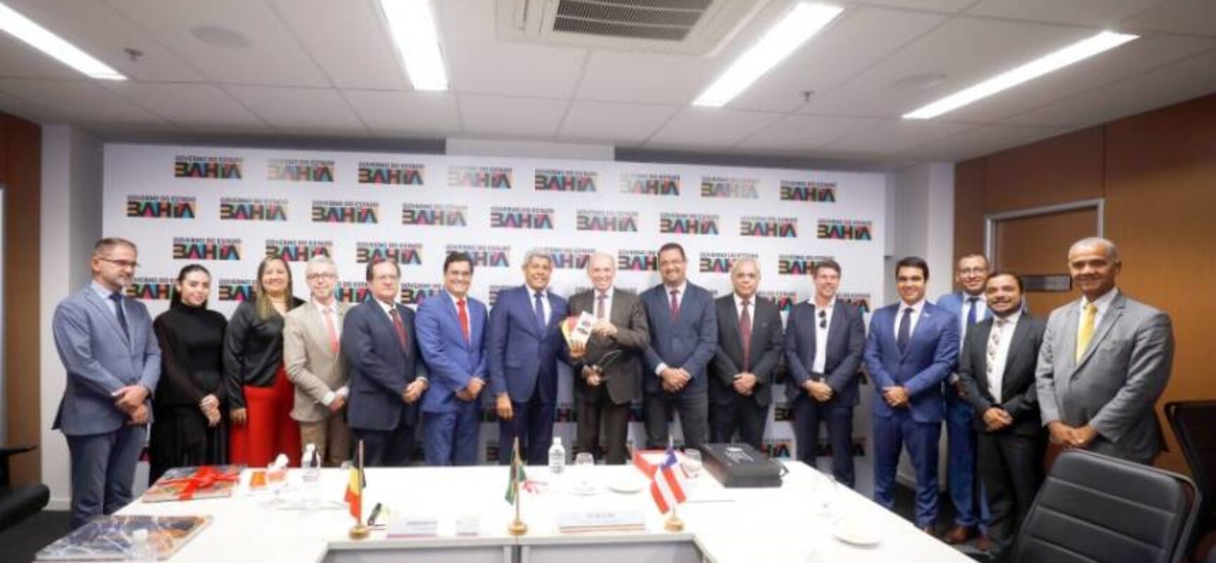 Em reunião, governador apresenta áreas de investimento na Bahia para embaixador da Bélgica