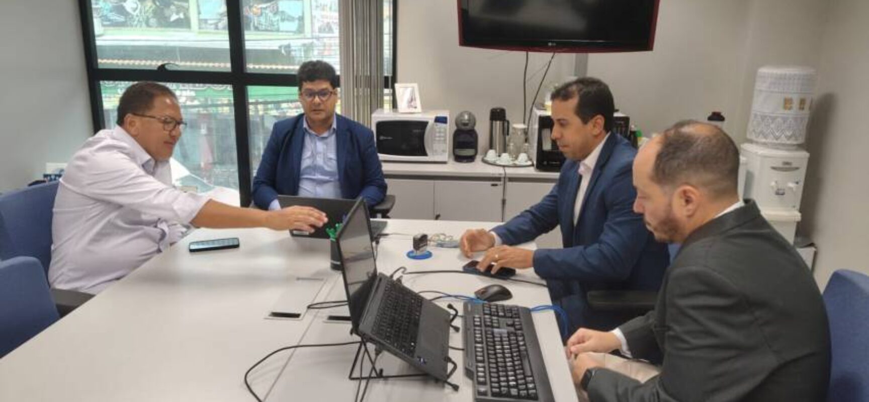 Prefeito Augusto Castro cobra agilidade nas obras de urbanização da Beira-Rio
