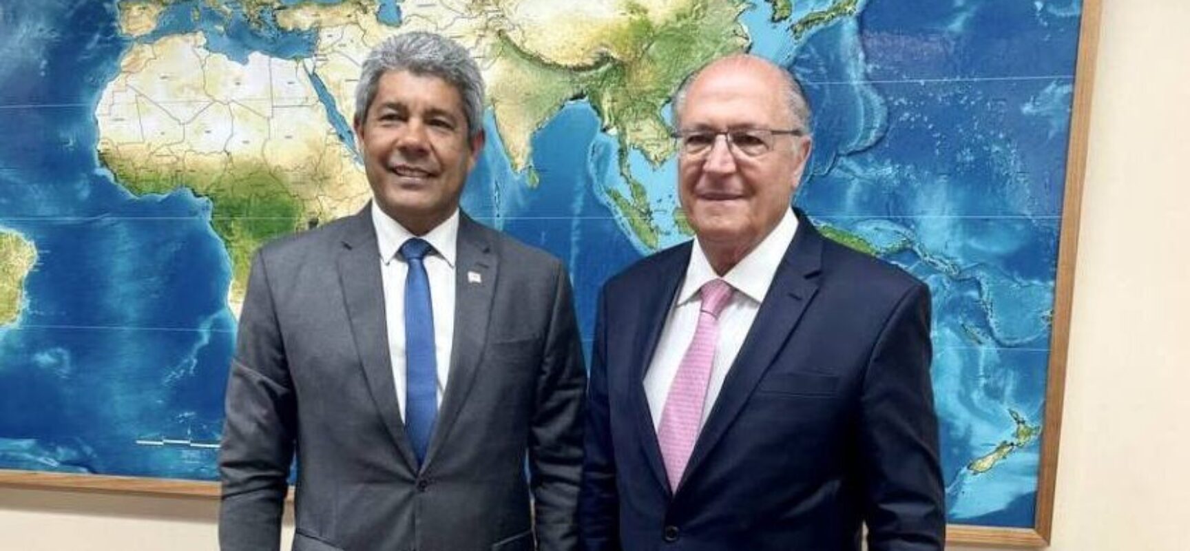 No oeste, ao lado do presidente em exercício, Geraldo Alckmin, Jerônimo participa do lançamento da pedra fundamental de planta de biorrefinaria