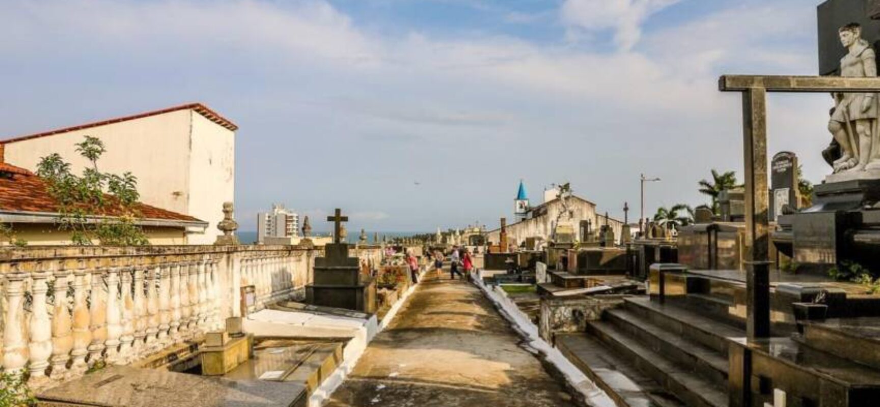 ILHÉUS: EDERJÚNIOR cobra manutenção dos cemitérios e reparos na capela/sala de velório do São João Batista