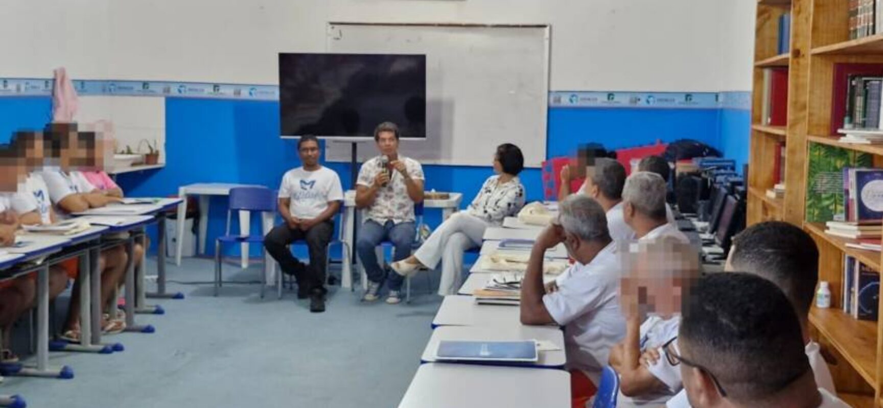 MPBA leva ator Jackson Costa para dialogar sobre importância da leitura com reeducandos de presídio em Itabuna