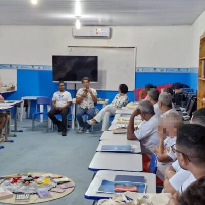 MPBA leva ator Jackson Costa para dialogar sobre importância da leitura com reeducandos de presídio em Itabuna