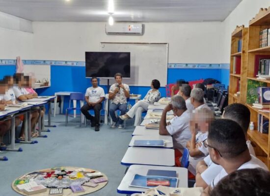 MPBA leva ator Jackson Costa para dialogar sobre importância da leitura com reeducandos de presídio em Itabuna