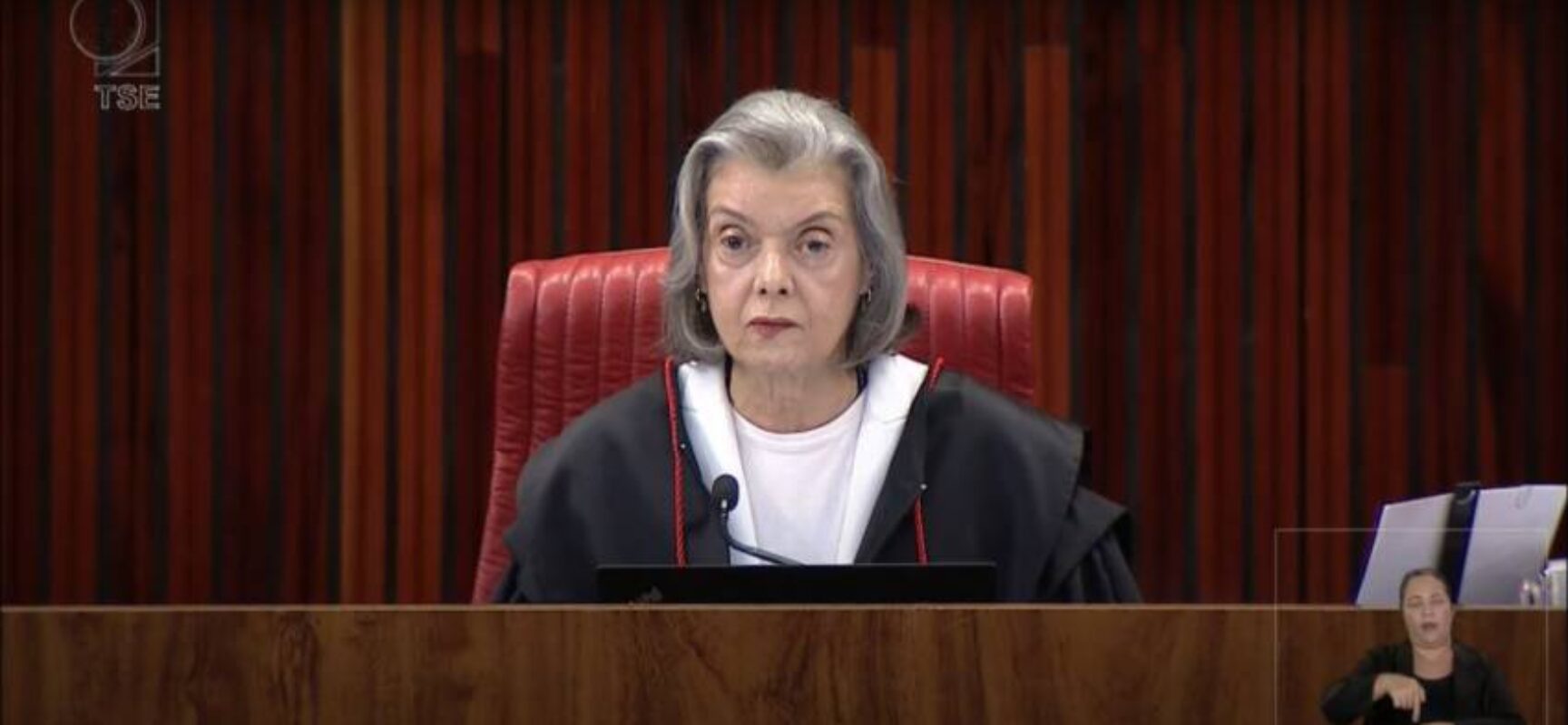 Justiça continua a trabalhar com destemor, diz Cármen Lúcia após atentado