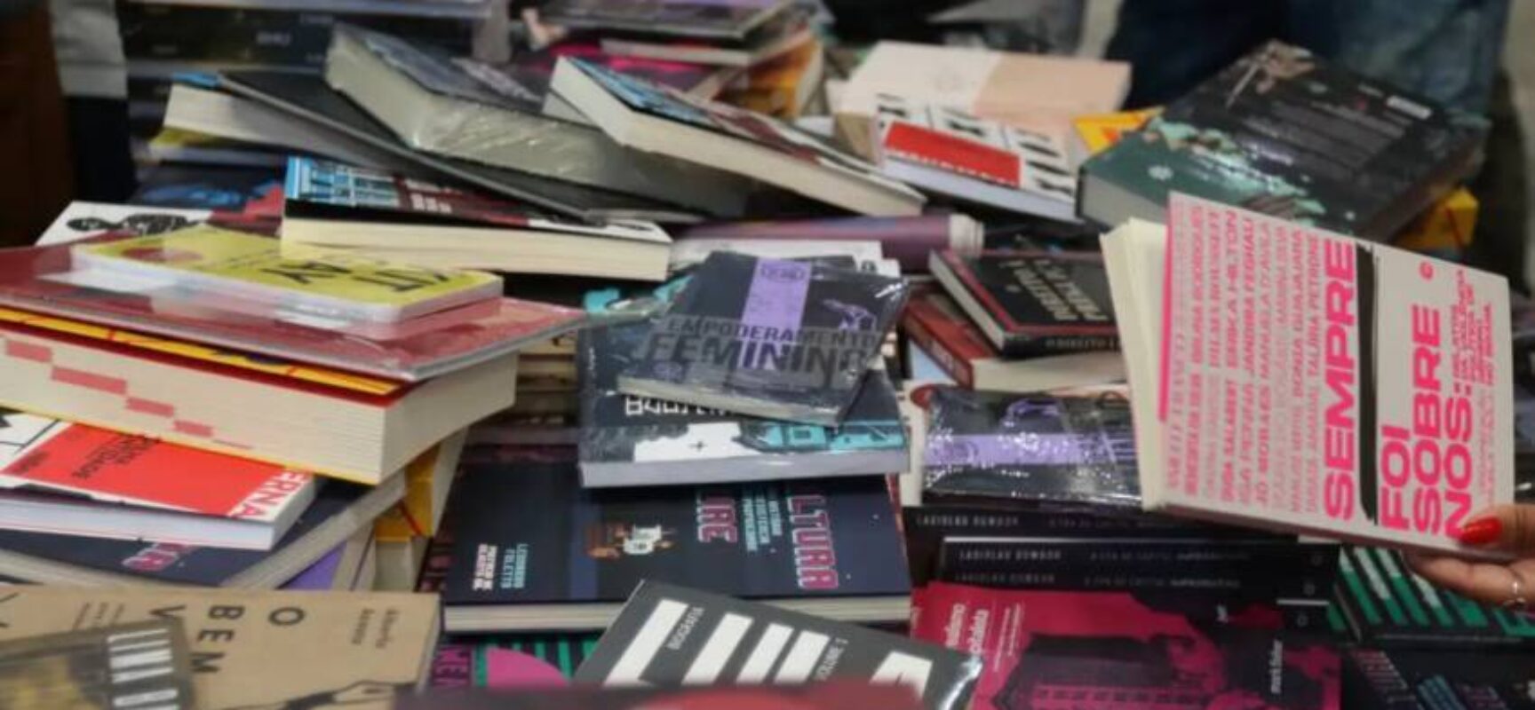 Senado aprova projeto de lei que fixa o preço de novos livros e limita descontos