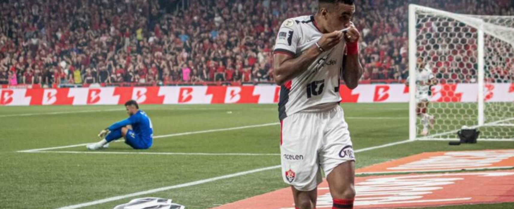 Vitória quebra tabu, bate o Athletico-PR de virada e abre quatro pontos do Z-4