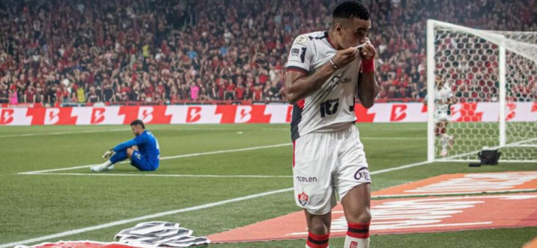 Vitória quebra tabu, bate o Athletico-PR de virada e abre quatro pontos do Z-4