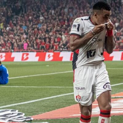 Vitória quebra tabu, bate o Athletico-PR de virada e abre quatro pontos do Z-4