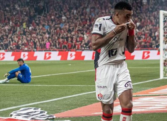 Vitória quebra tabu, bate o Athletico-PR de virada e abre quatro pontos do Z-4