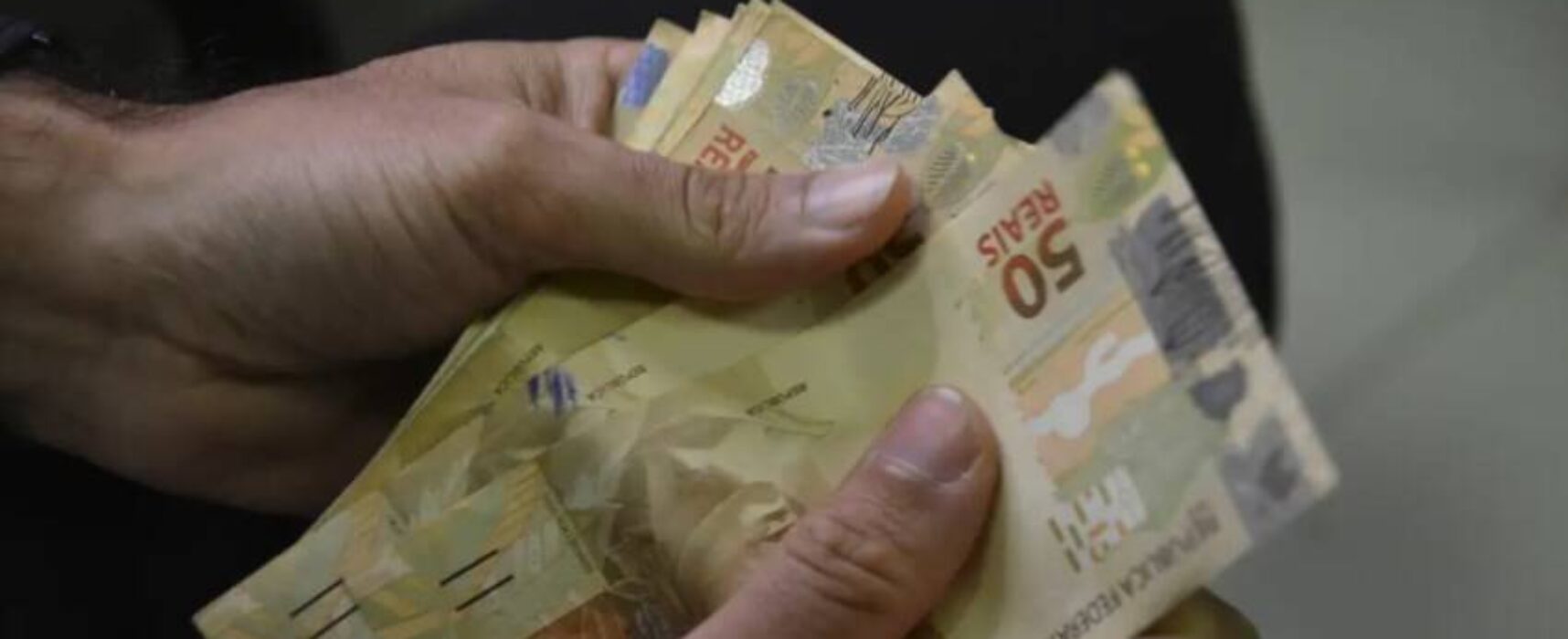 Salário mínimo pode chegar a R$ 1.521 em 2025, prevê Ministério da Fazenda