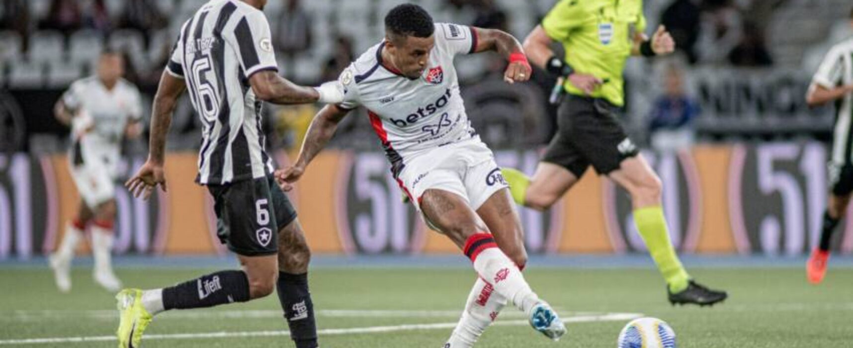 Vitória sai na frente, mas cede o empate ao Botafogo no gol contra de Wagner Leonardo
