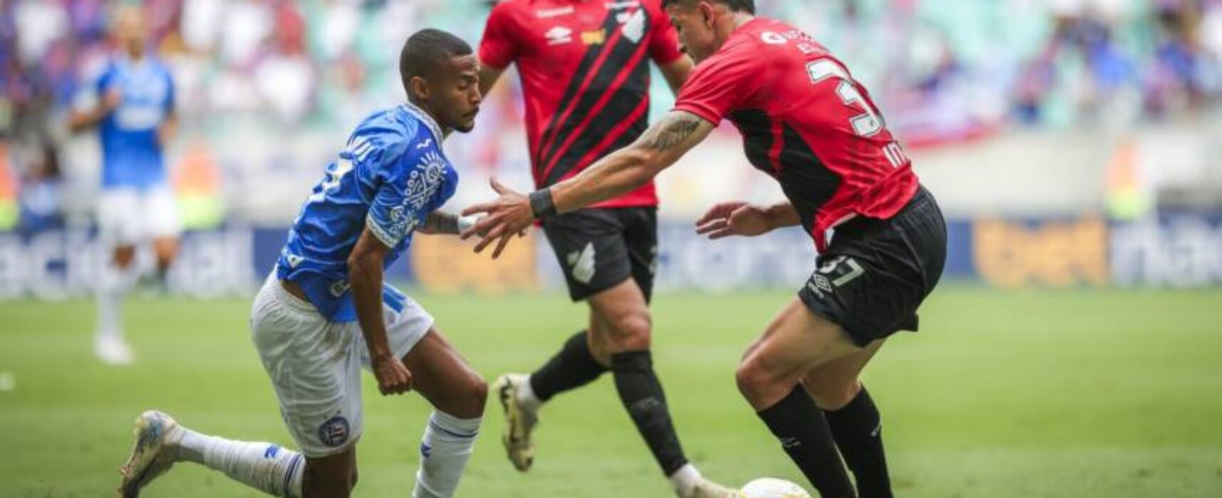 No apagar das luzes, Bahia arranca empate com o Athletico-PR na Fonte Nova