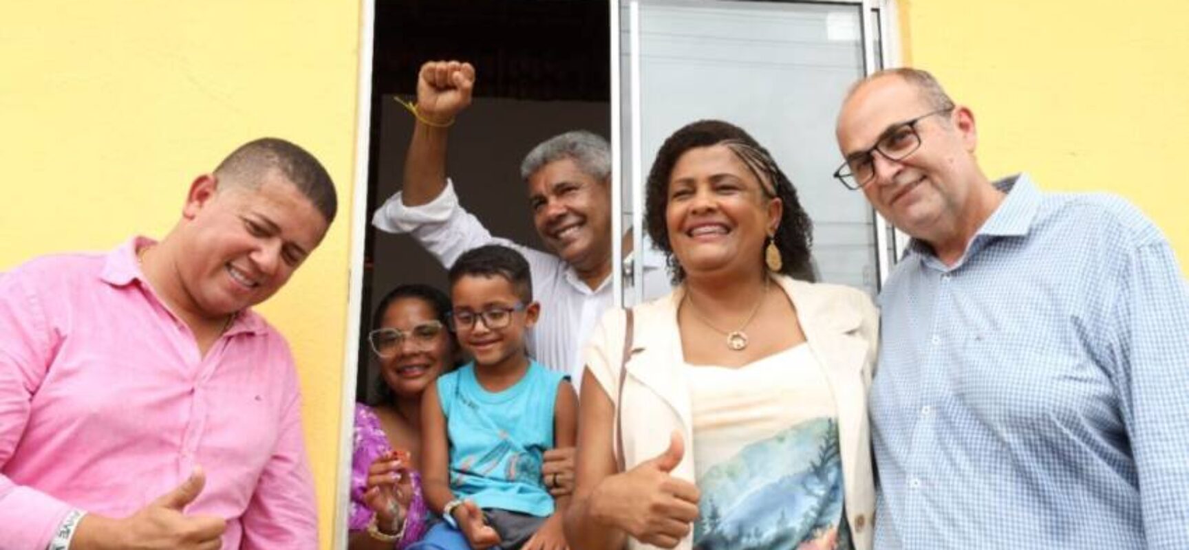 Governo do Estado entrega 53 casas em Dário Meira e anuncia obras de infraestrutura para recuperação da cidade