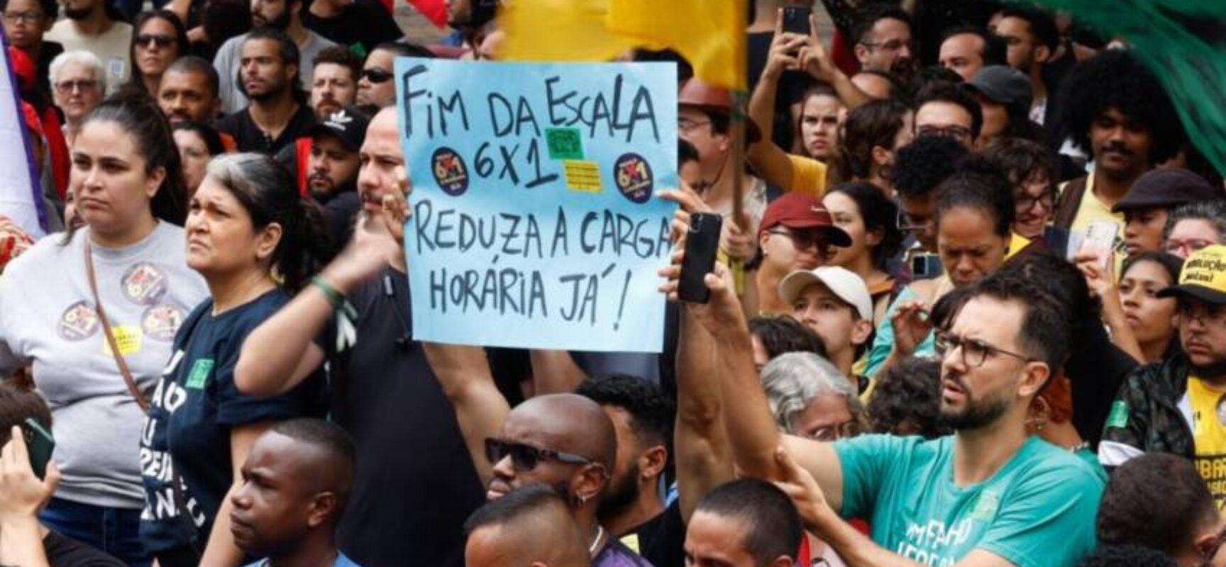 Manifestantes vão às ruas pelo fim da escala de trabalho 6×1