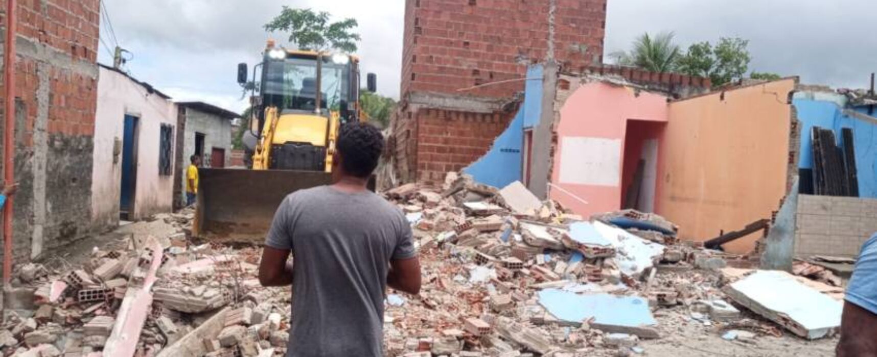 *Prefeitura faz a demolição de casas e casebres de famílias beneficiadas com unidades habitacionais no Jaçanã*