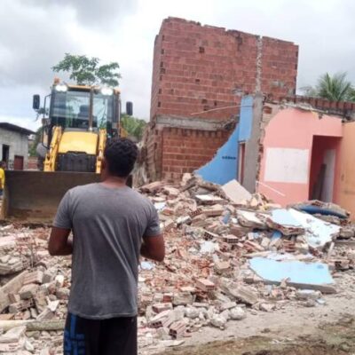 *Prefeitura faz a demolição de casas e casebres de famílias beneficiadas com unidades habitacionais no Jaçanã*