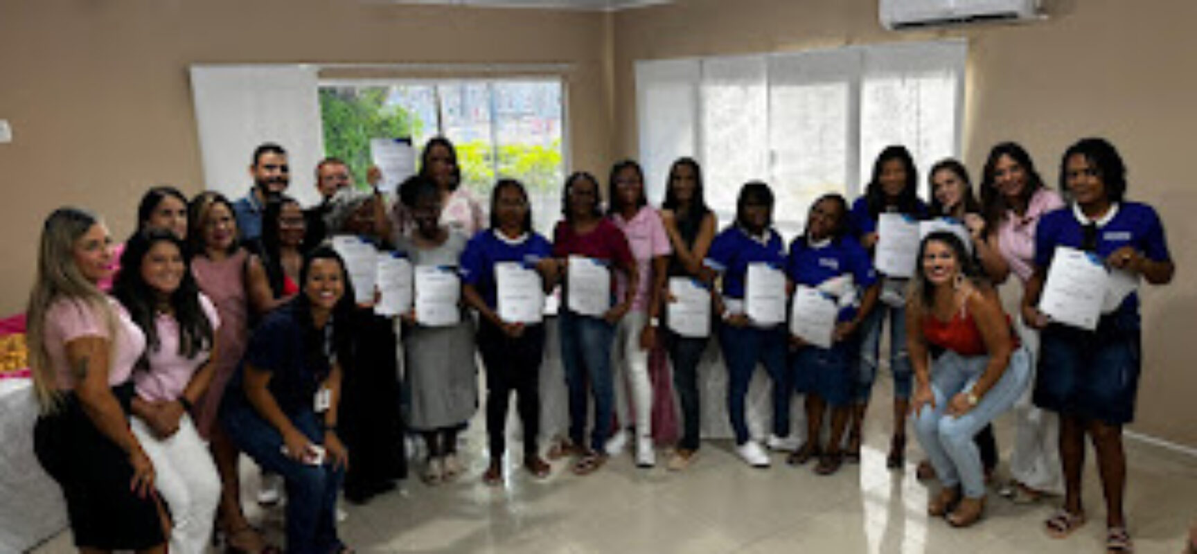 *Prefeitura certifica assistidas pelo CRAM em curso de confecção de sandálias e bolsas*