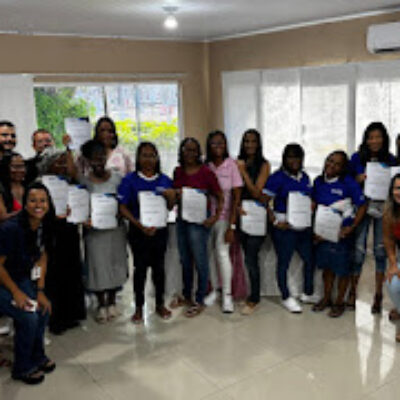 *Prefeitura certifica assistidas pelo CRAM em curso de confecção de sandálias e bolsas*