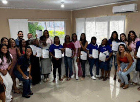 *Prefeitura certifica assistidas pelo CRAM em curso de confecção de sandálias e bolsas*