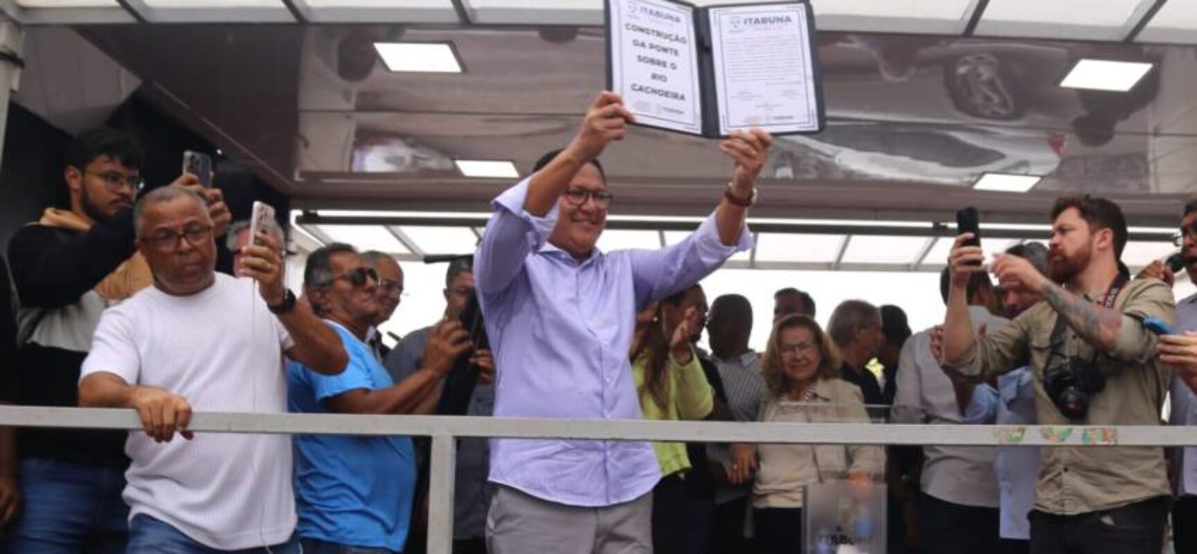Prefeito Augusto Castro destaca a necessidade de melhorar mobilidade ao assinar ordem de serviço da nova pontes sobre o Rio Cachoeira