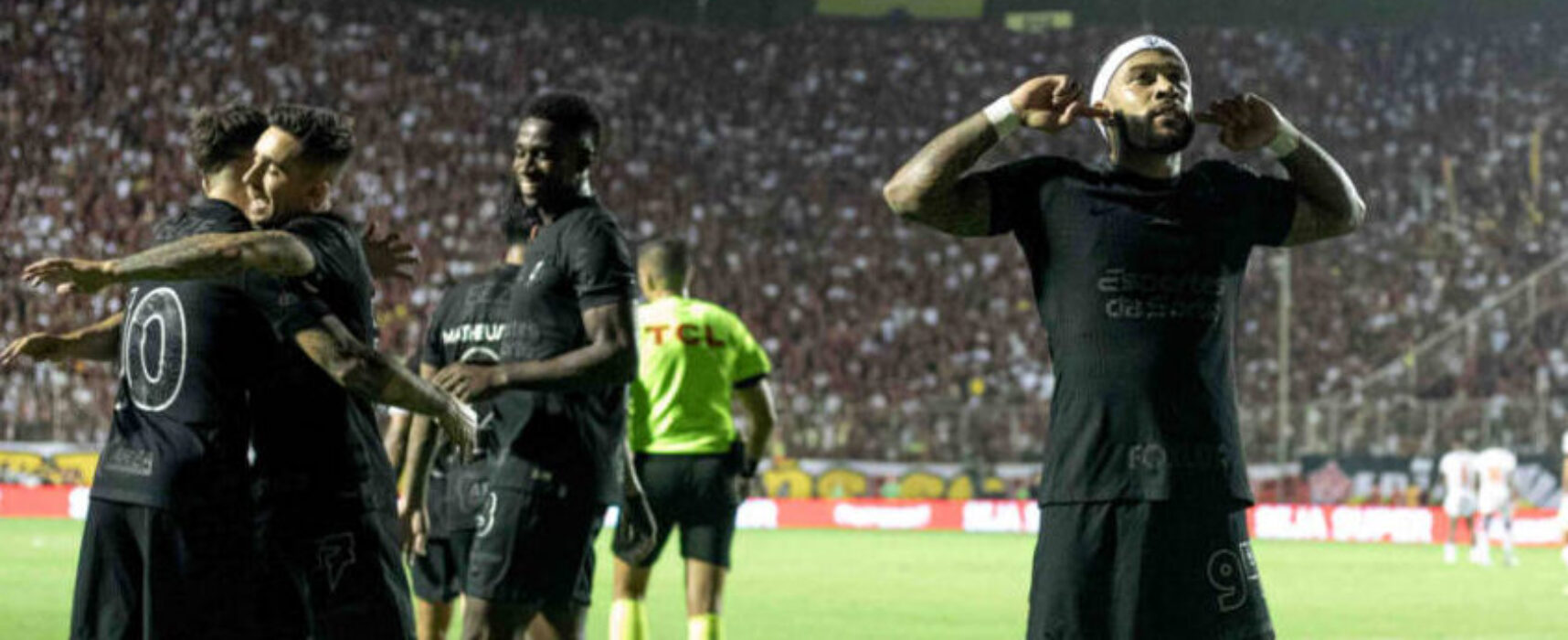 Corinthians se recupera de falha, vira sobre o Vitória e vence a quarta seguida no Brasileirão