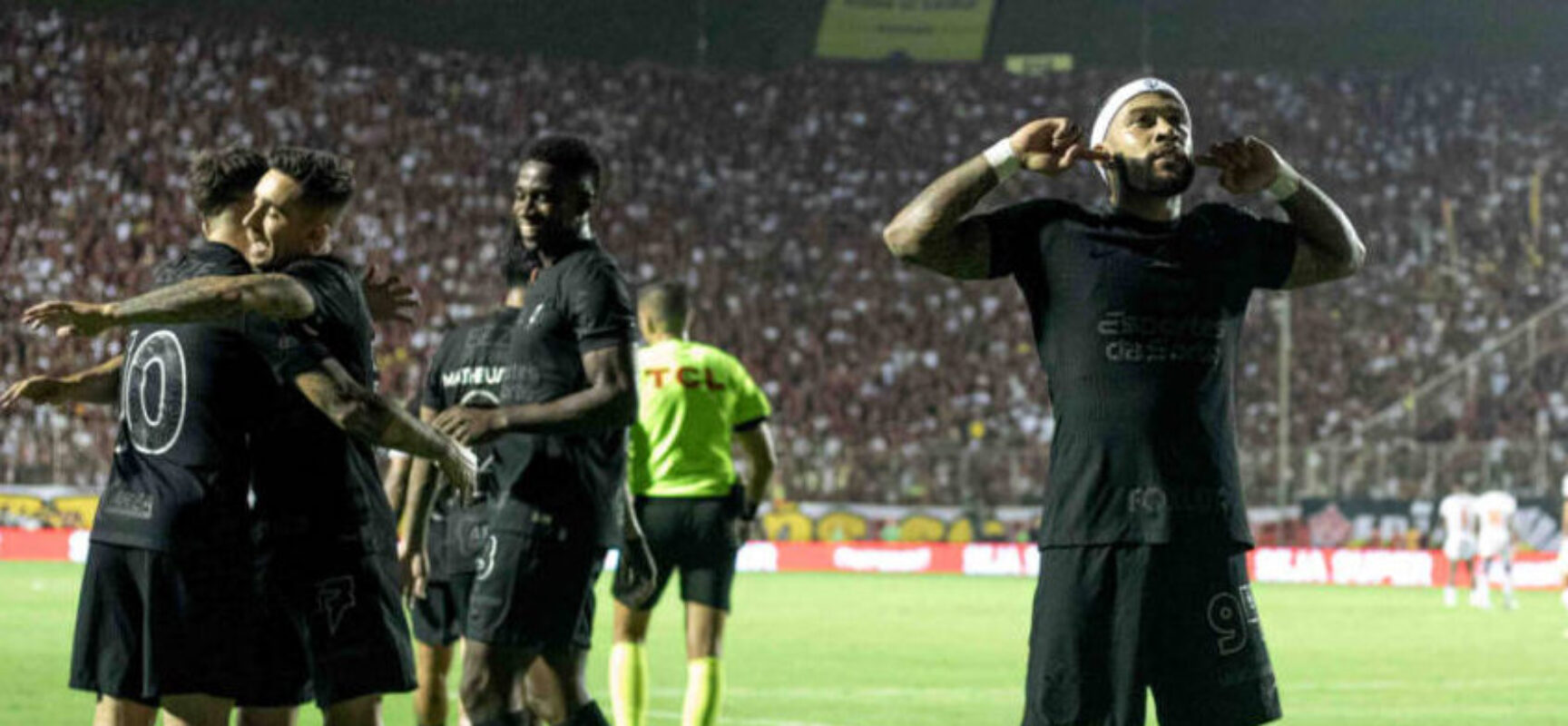 Corinthians se recupera de falha, vira sobre o Vitória e vence a quarta seguida no Brasileirão