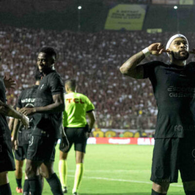 Corinthians se recupera de falha, vira sobre o Vitória e vence a quarta seguida no Brasileirão