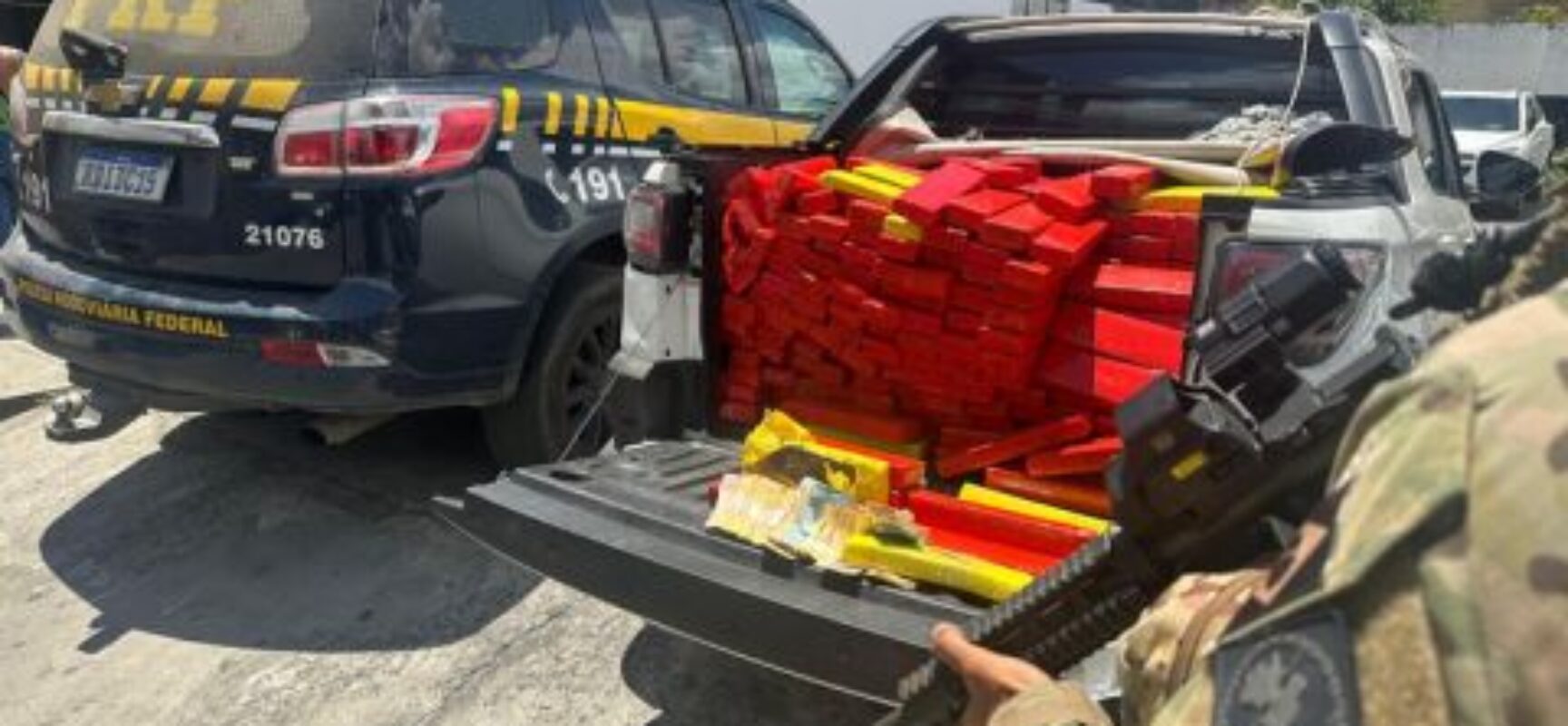 PRF apreende aproximadamente meia tonelada de maconha em Feira de Santana