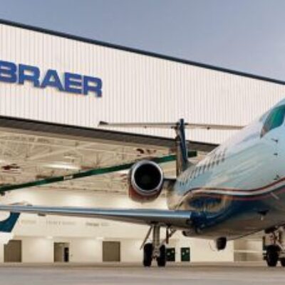 Avião comercial da Embraer cai com 67 passageiros no Cazaquistão