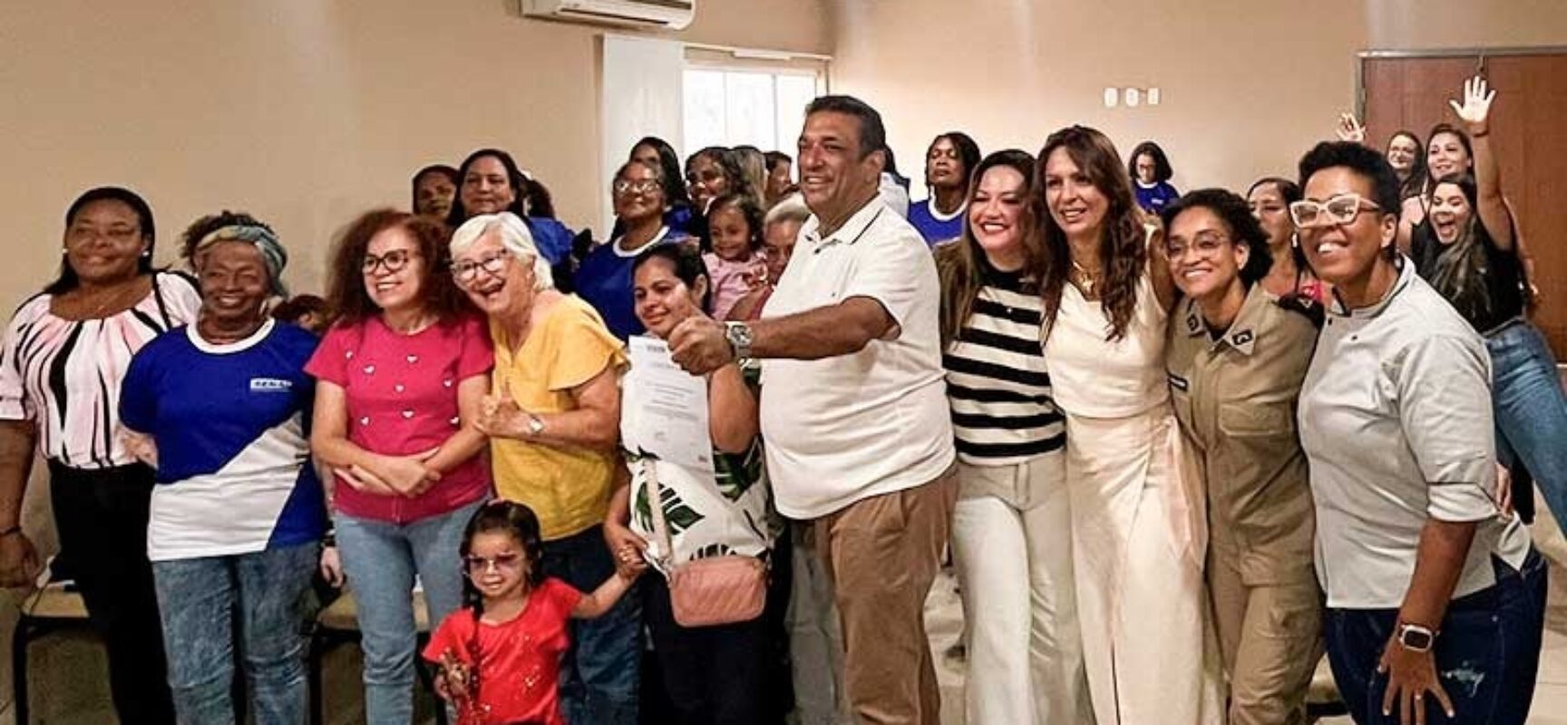 *Entrega de certificados marca encerramento de cursos profissionalizantes para mulheres em Ilhéus*