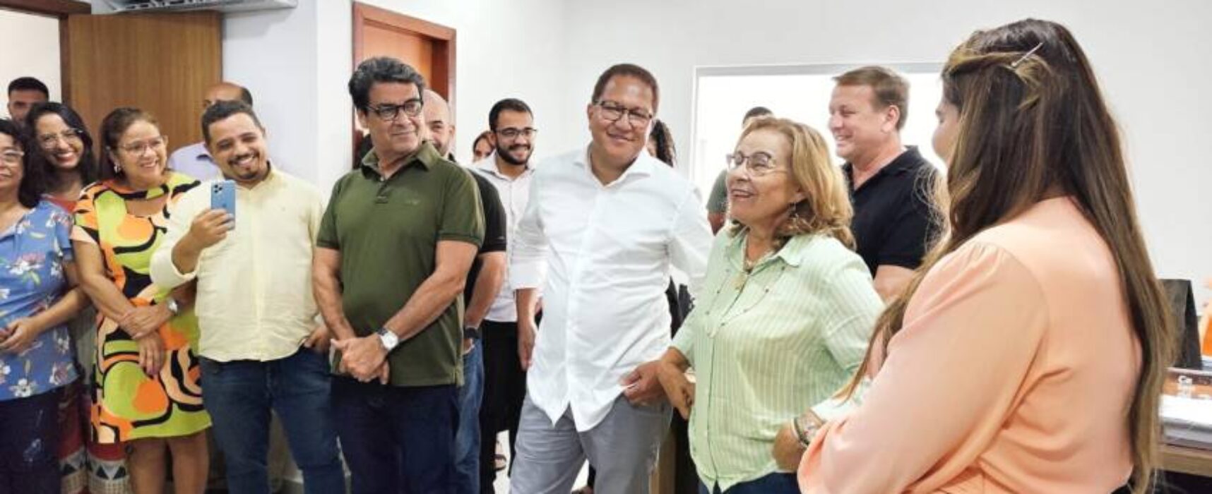 *Prefeito Augusto Castro anuncia pagamento antecipado de dezembro e da 2ª parcela do 13º salário*   