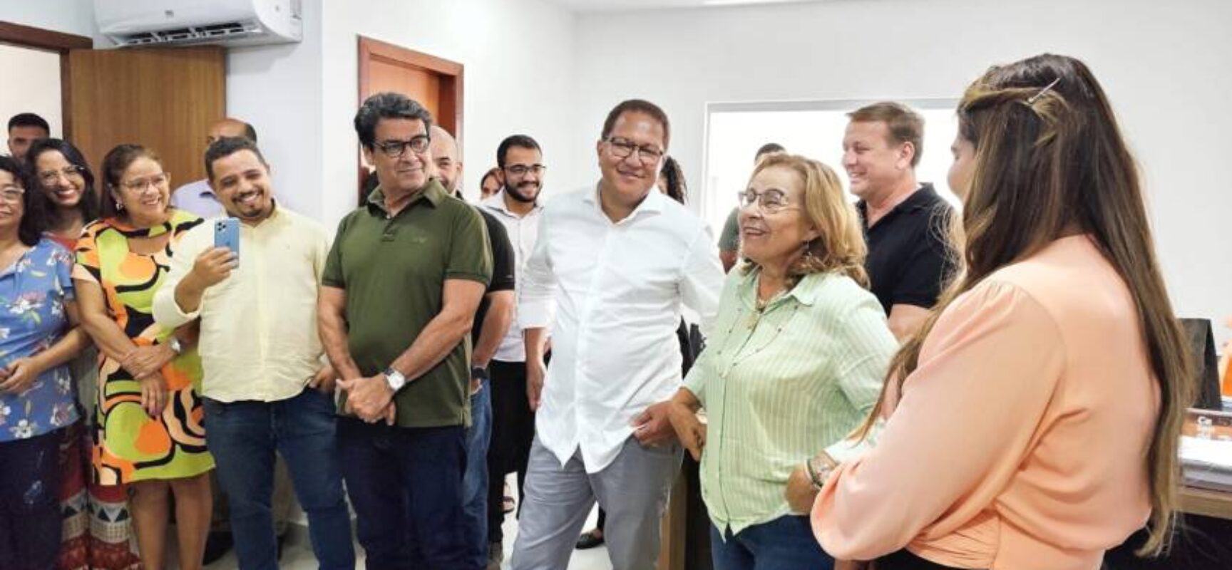 *Prefeito Augusto Castro anuncia pagamento antecipado de dezembro e da 2ª parcela do 13º salário*   