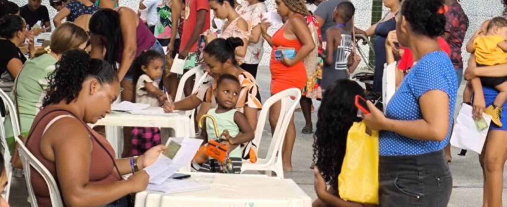 *Prefeitura de Itabuna entrega tíquetes para as cestas do Programa Natal com Ceia na Mesa*