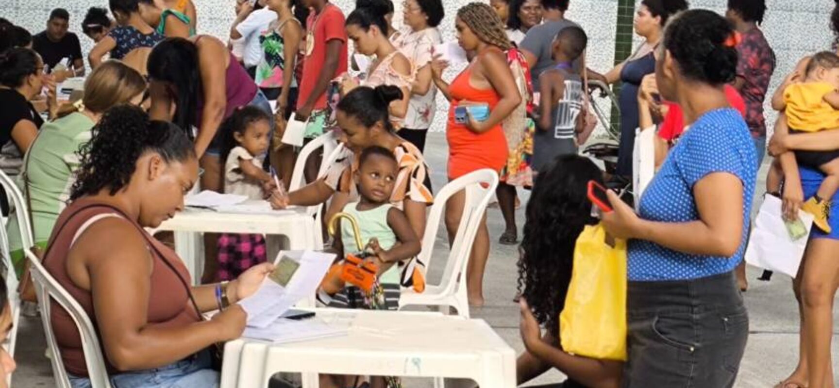 *Prefeitura de Itabuna entrega tíquetes para as cestas do Programa Natal com Ceia na Mesa*