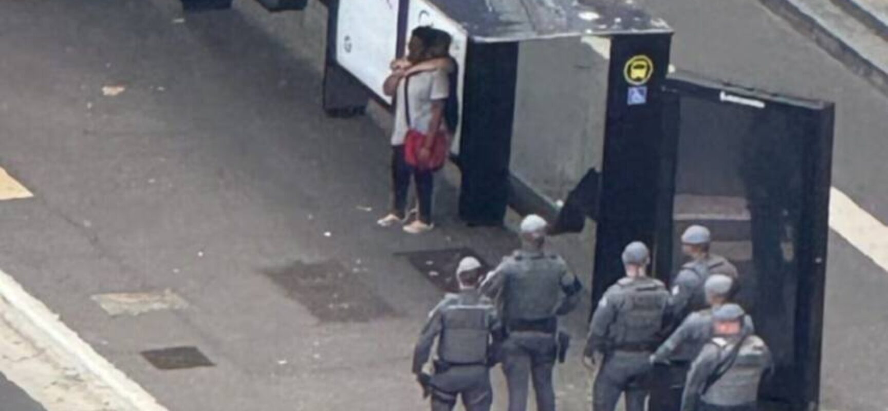 Mulher é resgatada após ser feita refém em ponto de ônibus na Avenida Paulista