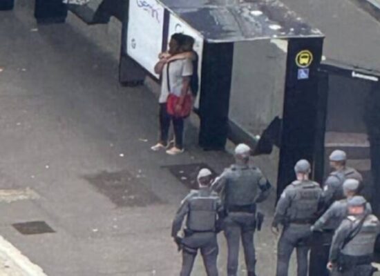 Mulher é resgatada após ser feita refém em ponto de ônibus na Avenida Paulista