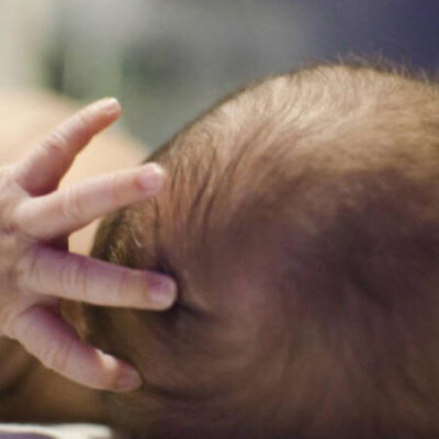 Comissão aprova aumento de pena para quem cede filho para adoção em troca de dinheiro