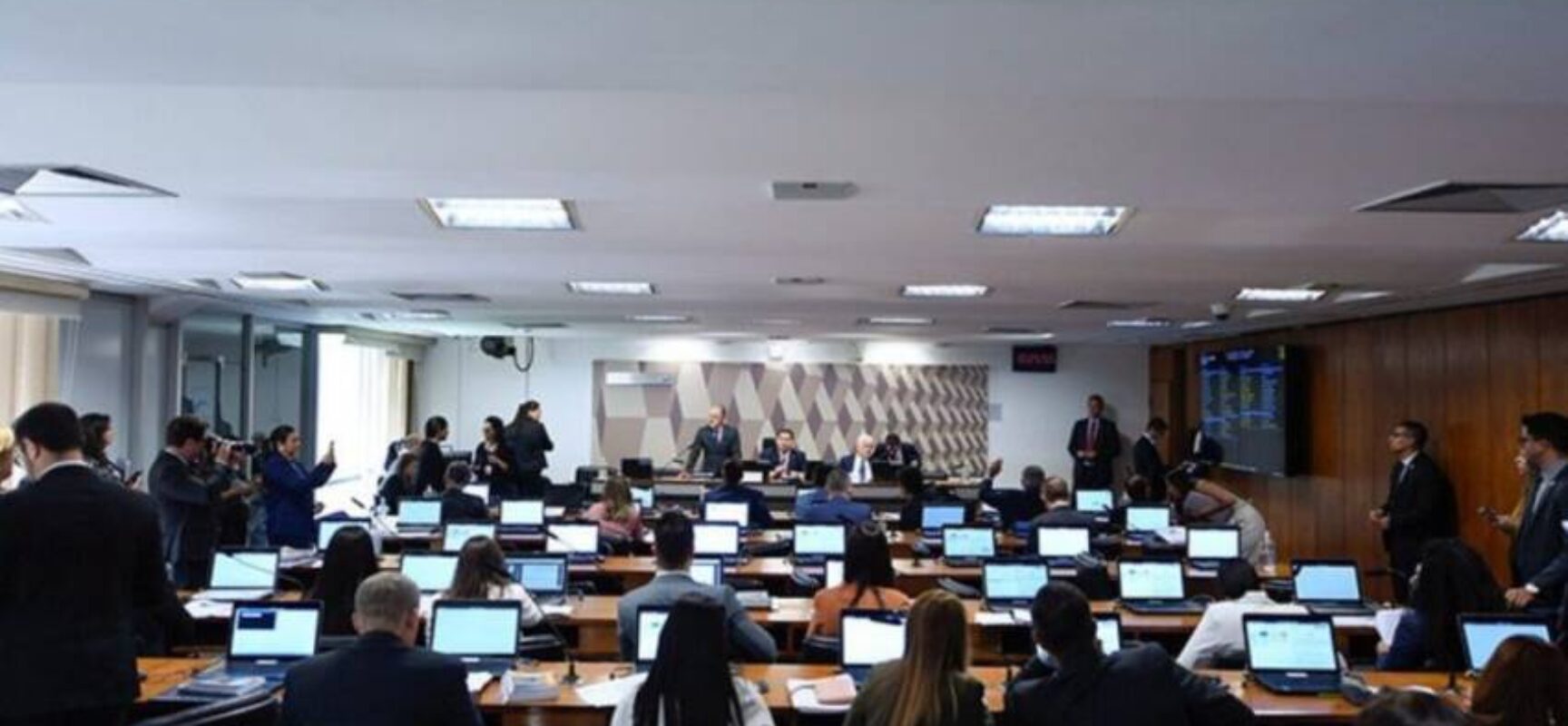 Reforma tributária com novo impacto no IVA é lida na CCJ do Senado