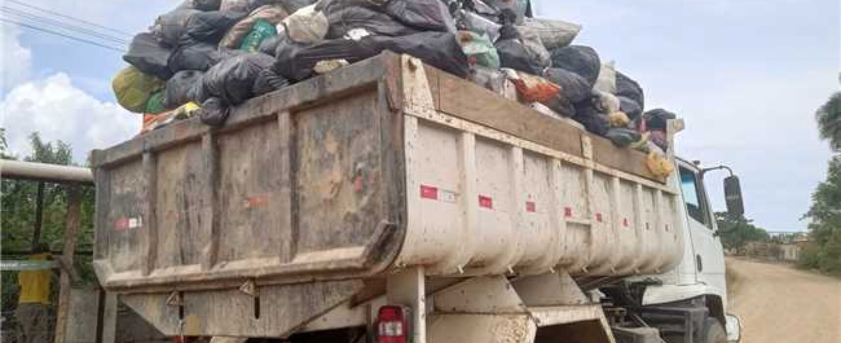 Prefeitura realiza coleta de lixo acumulado nos distritos de Ilhéus