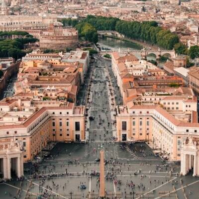 Vaticano aprova diretrizes que permitem que homens gays virem padres