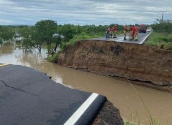 Enxurrada arrasta veículos e deixa mortos durante fortes chuvas em Sergipe