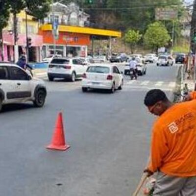 Prefeitura de Ilhéus intensifica limpeza de canais e bueiros para prevenir alagamentos