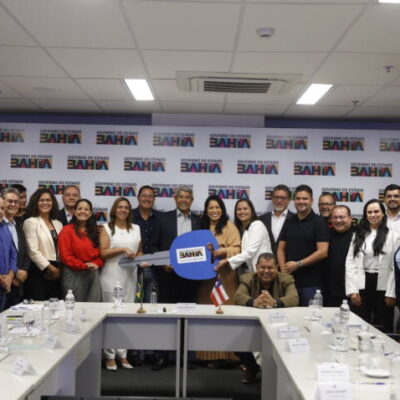 Com investimento de R$ 245 mil da Sesab, população de Canarana ganha nova van para Tratamento Fora do Domicílio