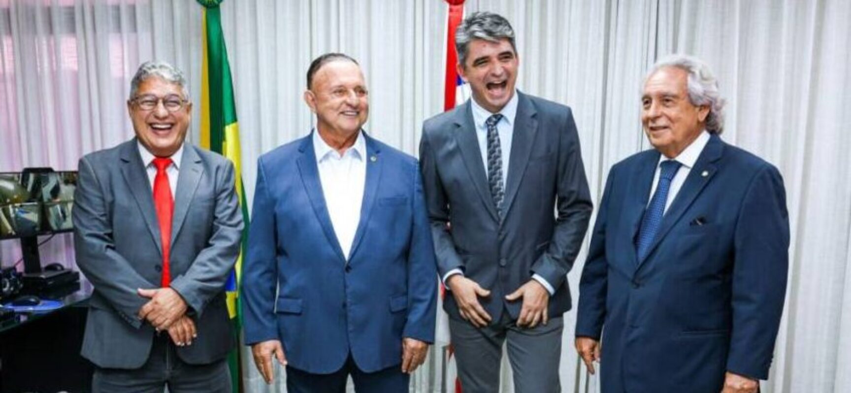 Adolfo Menezes dá posse a Marcone Amaral na presença de prefeitos e outros parlamentares