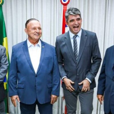 Adolfo Menezes dá posse a Marcone Amaral na presença de prefeitos e outros parlamentares