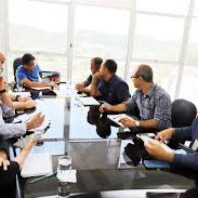 Reitor da Uesc recebe pauta de reivindicações da Adusc
