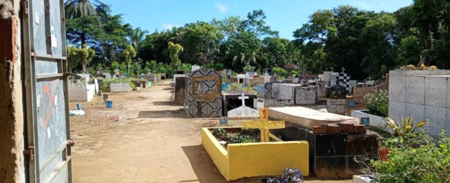 Prefeitura realiza mutirão de limpeza nos cemitérios de Ilhéus
