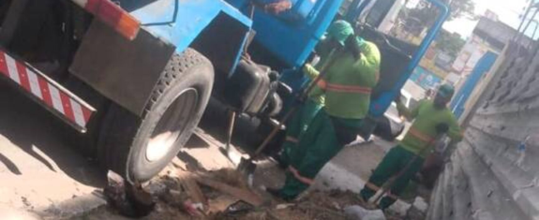 Prefeitura de Itabuna remove lixo de pontos viciados e a zeladoria das praças públicas recém inauguradas.