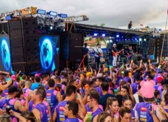 Homem morre após choque durante show de Durval Lelys em bloco de pré-carnaval Homem morre após choque durante show de Durval Lelys em bloco de pré-carnaval